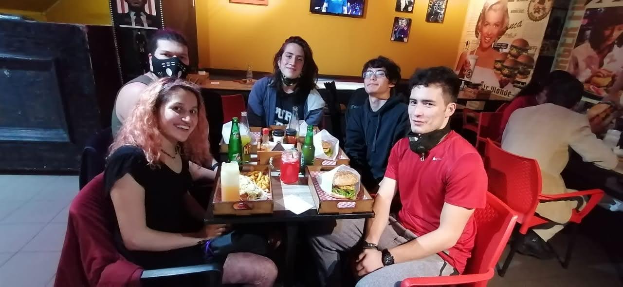 Banda comiendo hamburgesas despues de ensayo