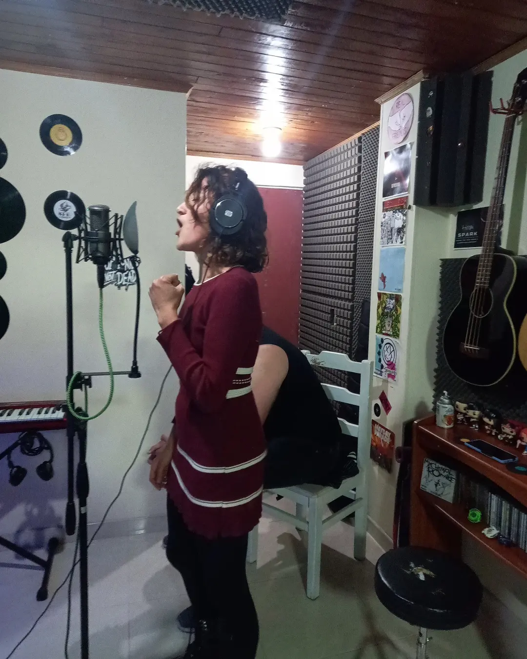 Silvia, cantante de Daliah Banda durante la sesión de grabación de voces.