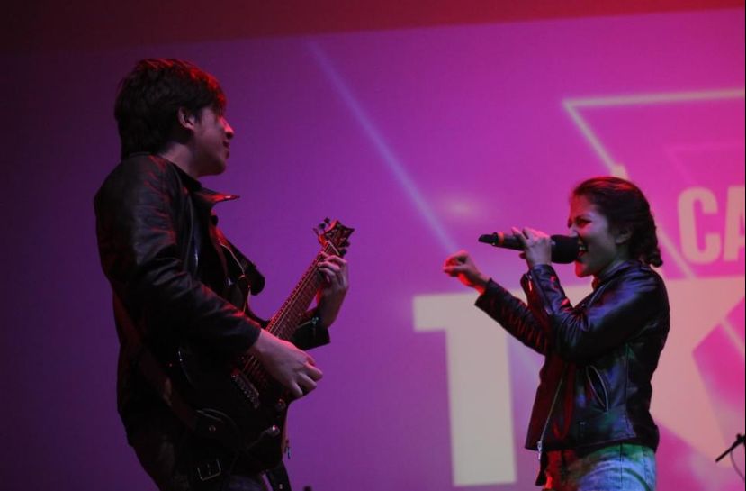 Silvia y Mike de Daliah Banda durante presentación en vivo en el colegio Cambridge en bogotá.