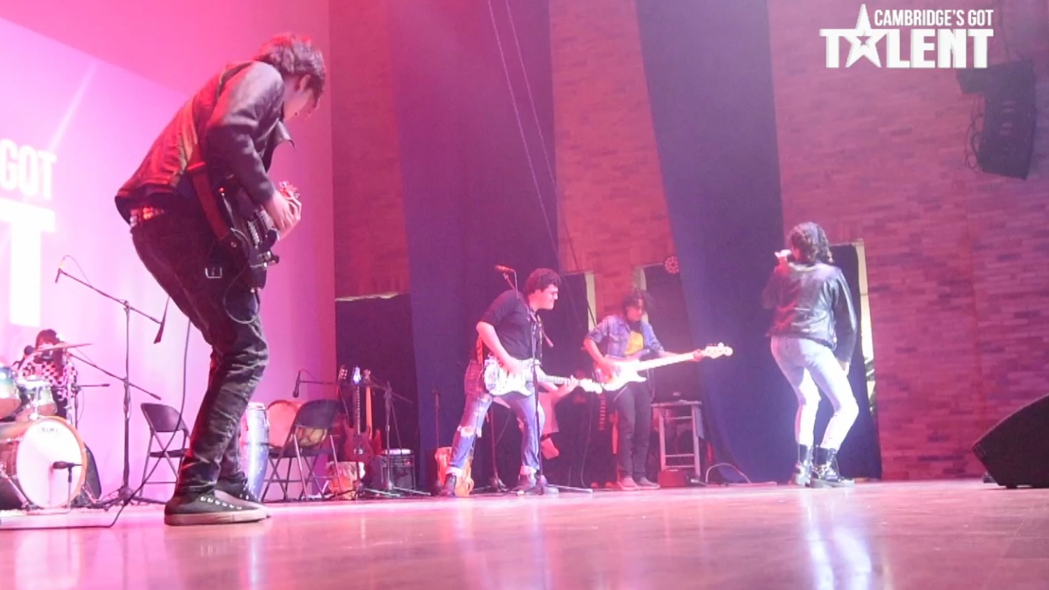 Banda tocando en vivo en el colegio Cambridge en bogotá