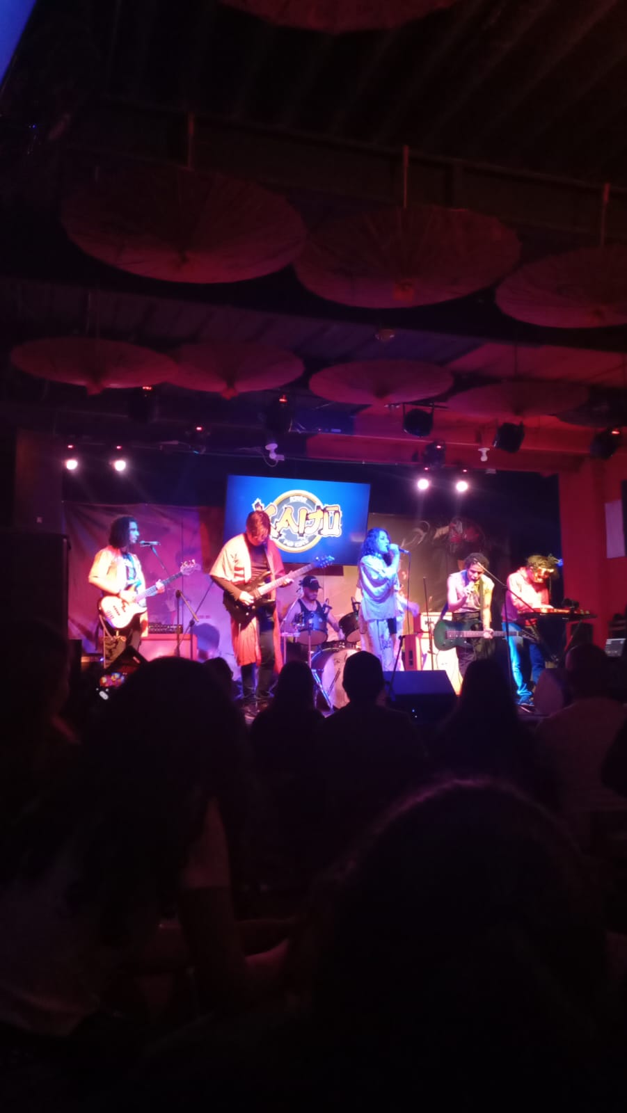 Daliah Banda durante presentación en vivo en el bar Kaiju en Bogotá.