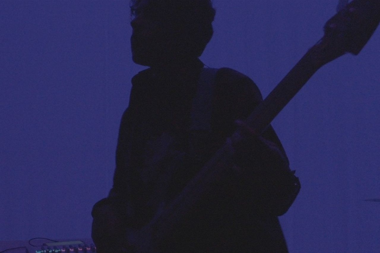 Christian Ramírez interpretando bajo y coros en una presentación en vivo de Daliah Banda.