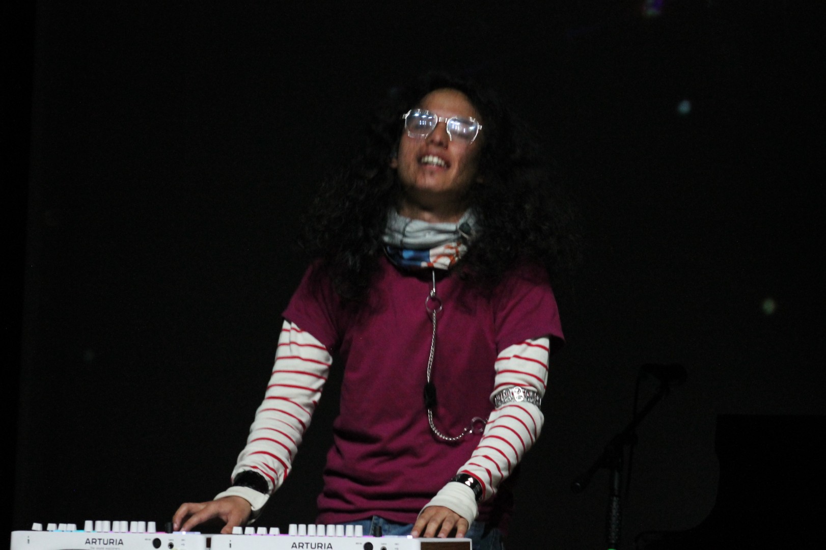 Rafael Salcedo interpretando teclados en una presentación en vivo de Daliah Banda.