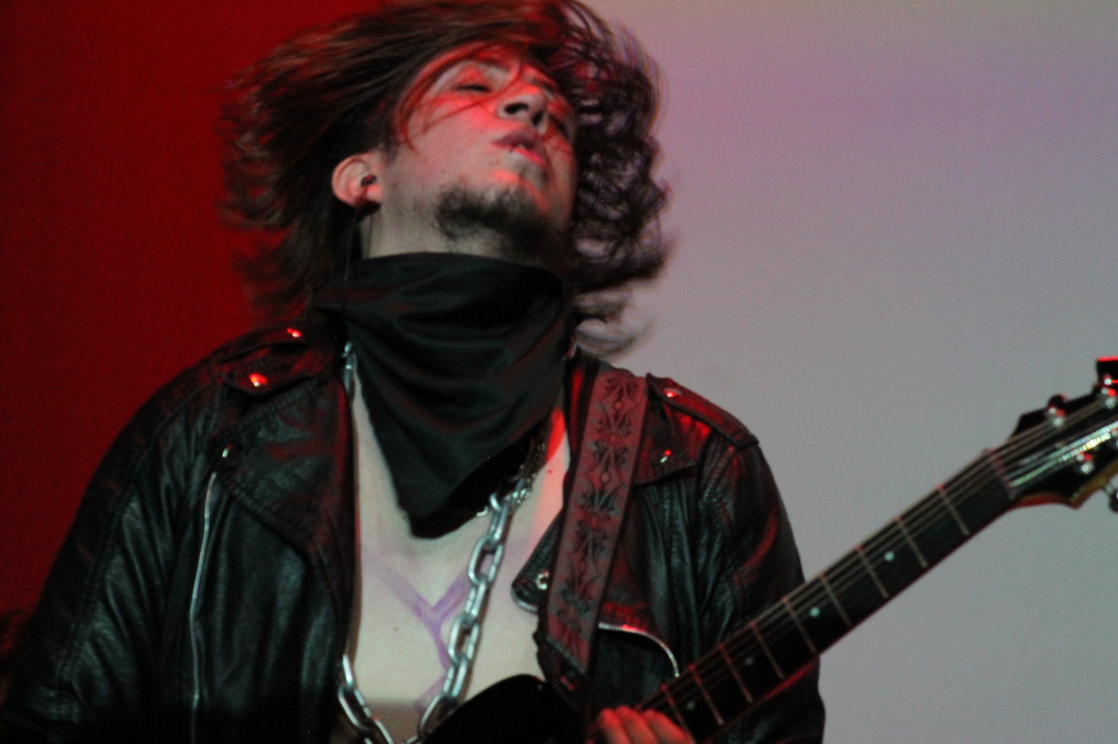 Michael Villaizan interpretando guitarra principal en una presentación en vivo de Daliah Banda.