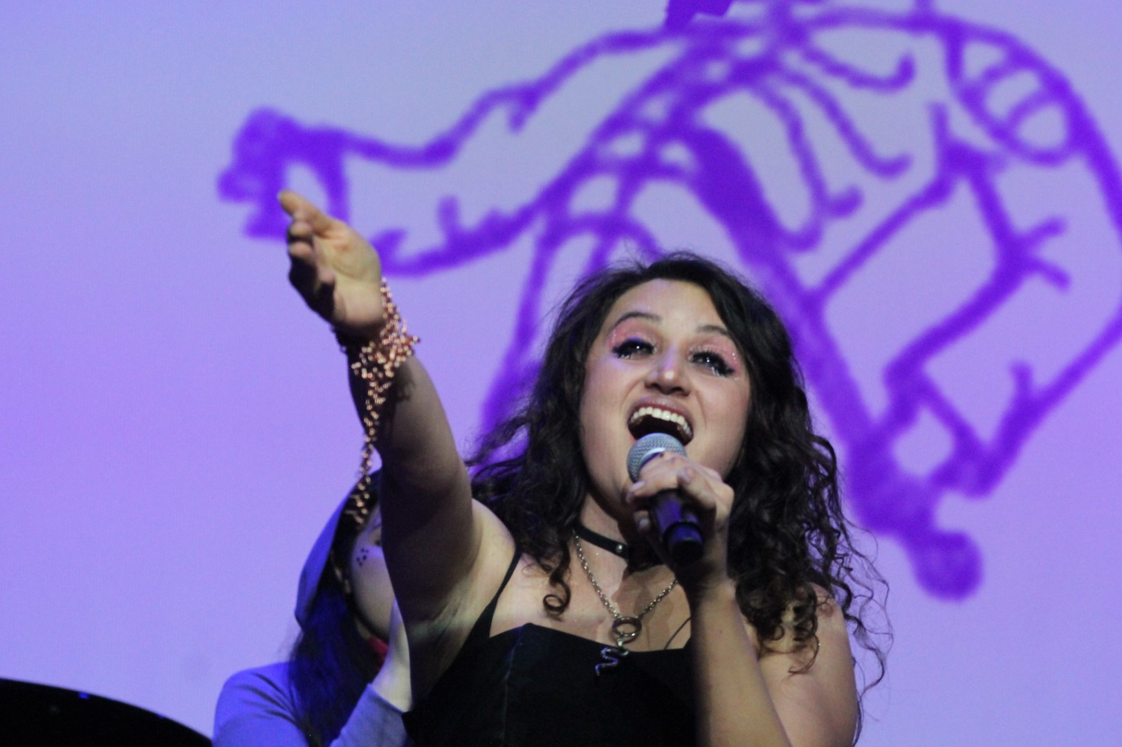 Silvia Berrio interpretando voz principal en una presentación en vivo de Daliah Banda.