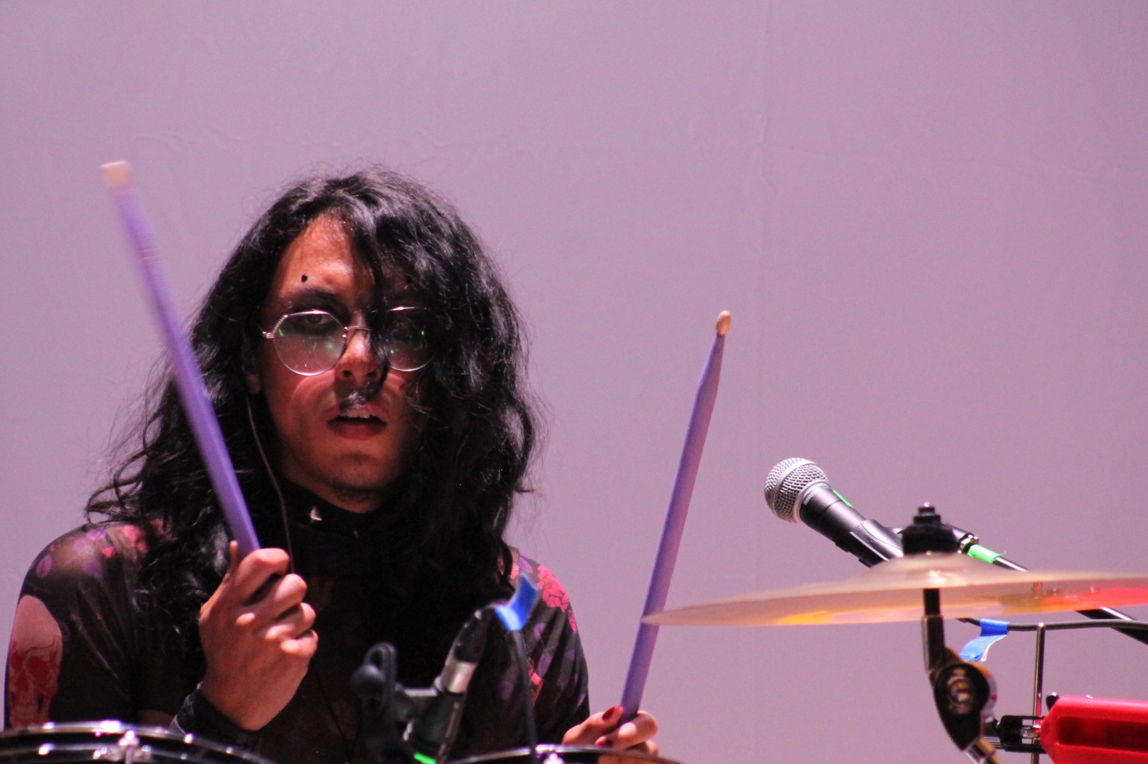 Nicolás Araújo interpretando bateria y coros en una presentación en vivo de Daliah Banda.