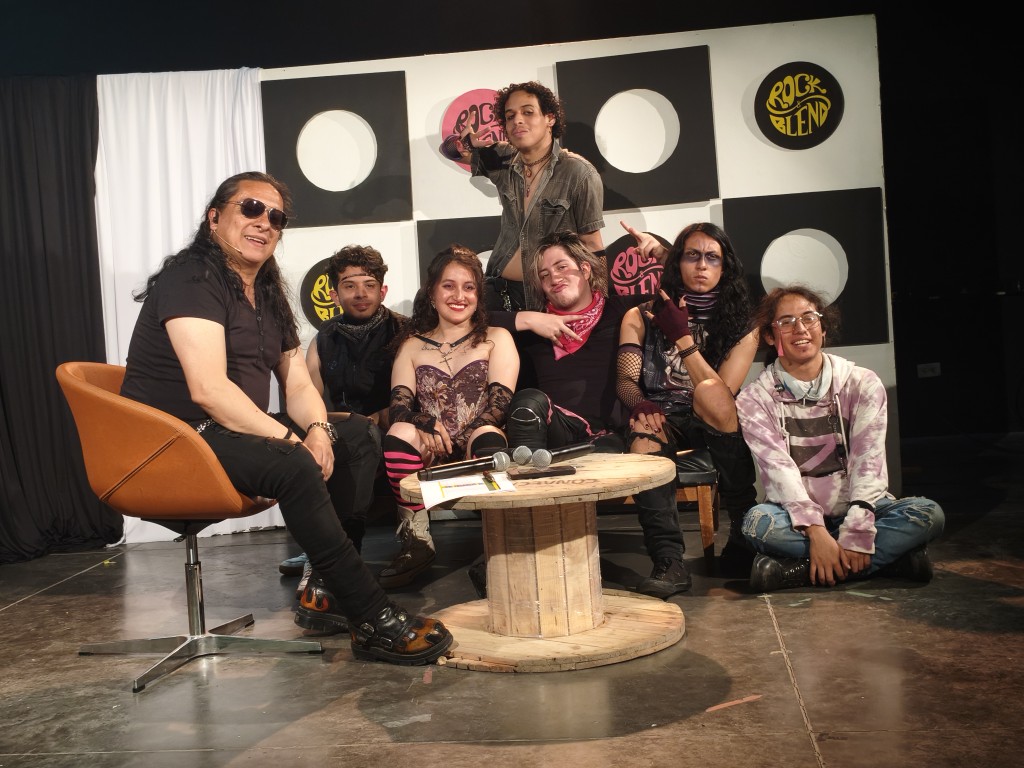 Toda la banda posando durante la entrevista despues de la tercera edición del Rock and Blend.