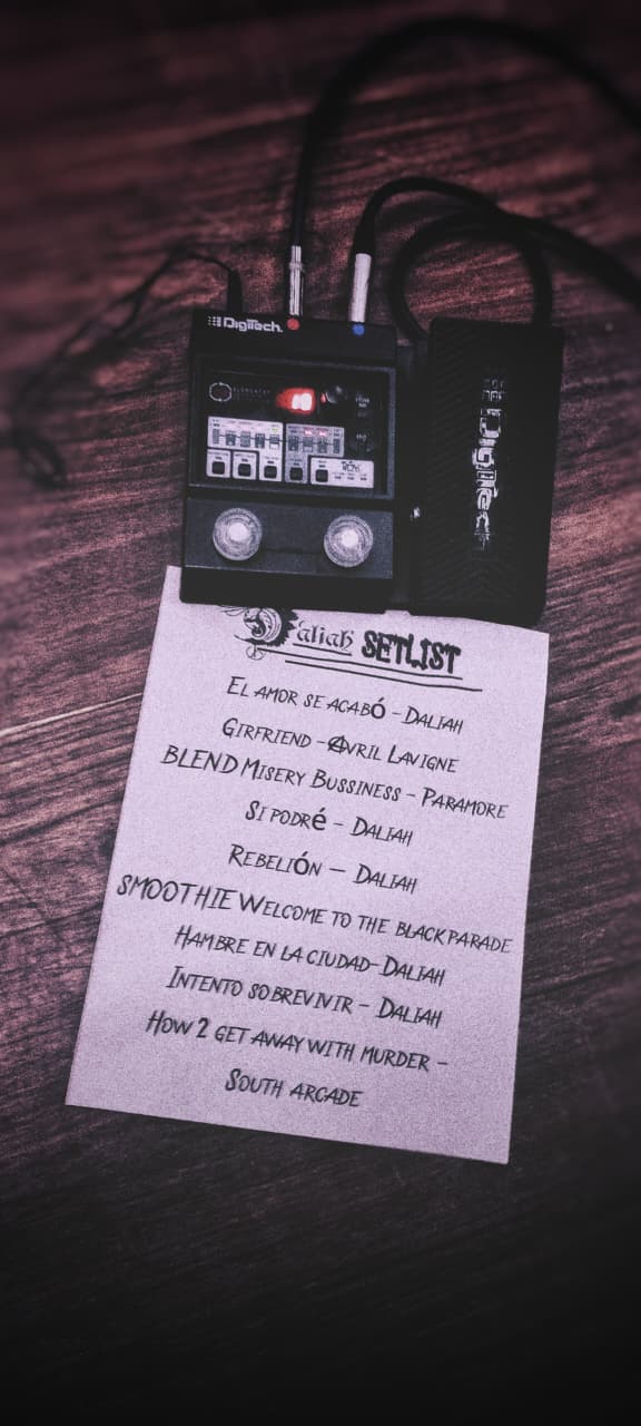Set list de Daliah Banda tocando en vivo en escenario de rock alternativo en Bogotá